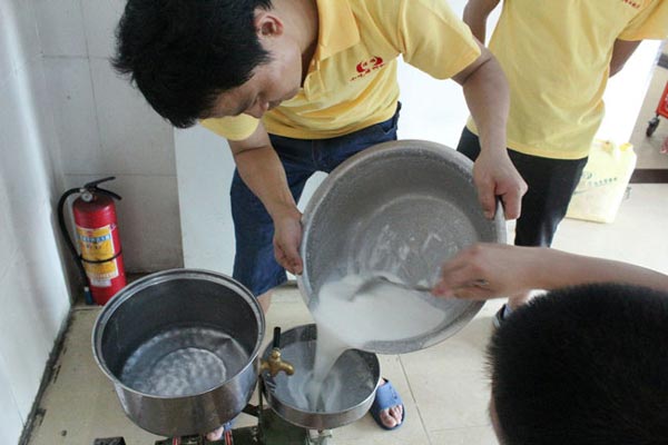 深圳煌旗石磨腸粉培訓(xùn)學(xué)員實操風(fēng)采