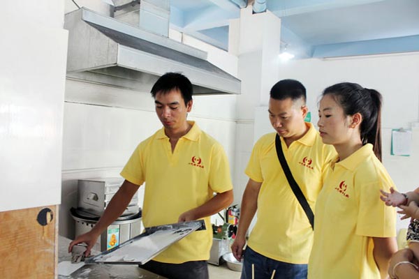 深圳煌旗石磨腸粉培訓(xùn)學(xué)員學(xué)習(xí)使用腸粉機