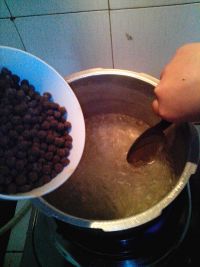把珍珠圓粉倒入開(kāi)水中