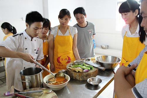 深圳觀瀾麻辣燙培訓老師示范制作麻辣燙