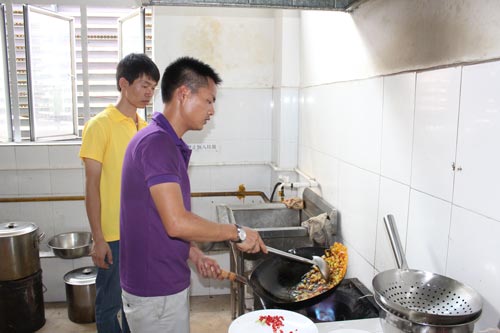 觀瀾煌旗培訓(xùn)老師示范重慶烤魚(yú)醬料的做法