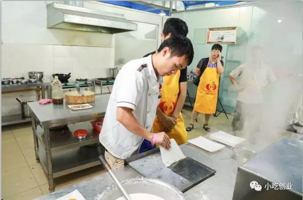 老師指導(dǎo)制作腸粉的要點(diǎn)