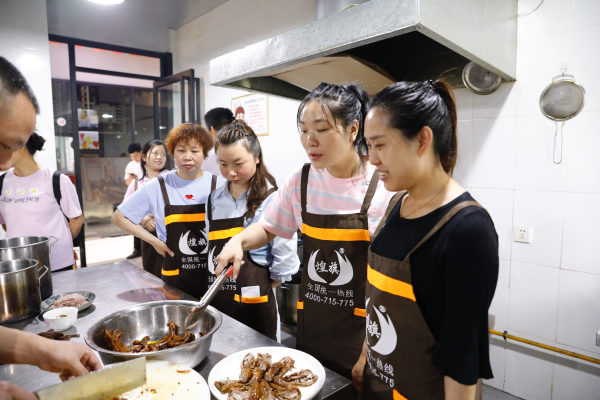  擺地攤真的比打工強嗎