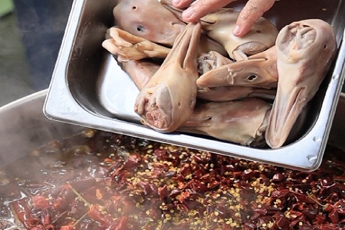 學(xué)員動(dòng)手制作鹵菜