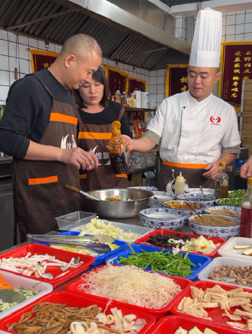 煌旗老師教學(xué)員做涼拌菜