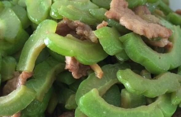 苦瓜炒肉的做法